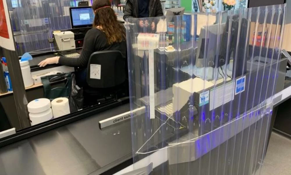 Πλεξιγκλάς σε κρεοπωλεία και φούρνους μέχρι και... ταξί!